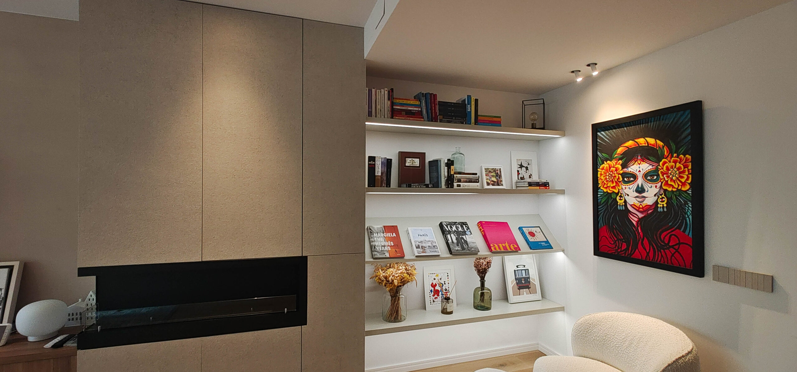Mueble de salón con televisión y chimenea de bioetanol integradas, diseño ETNA STUDIO