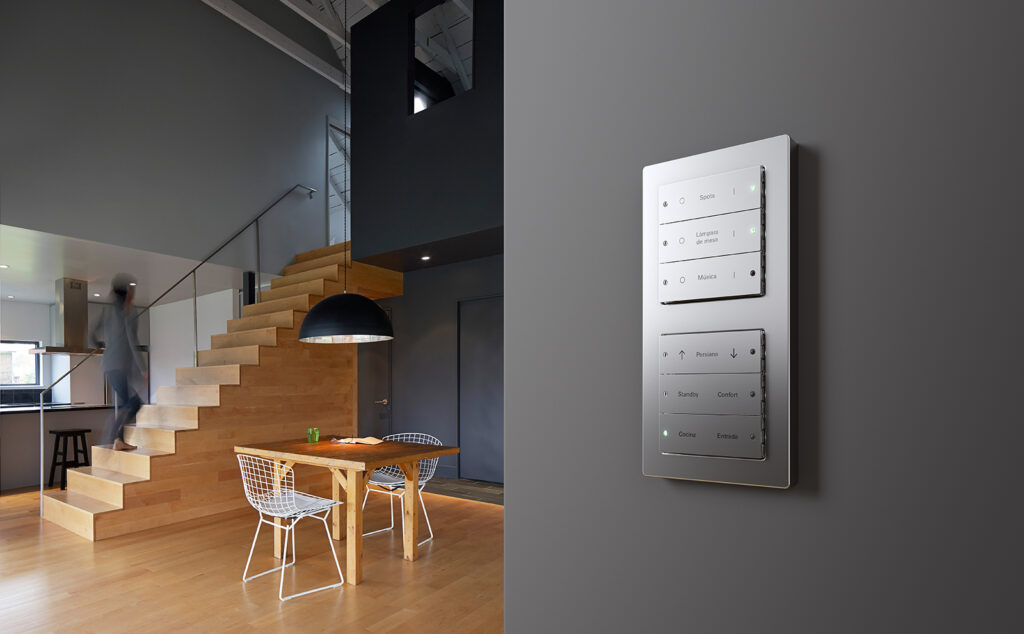 Panel de control domótico Gira integrado en pared de vivienda reformada en Barcelona
