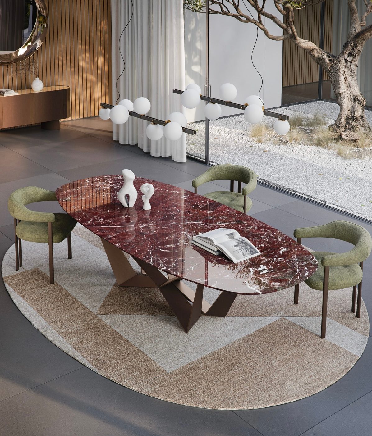 Mesa de comedor Skorpio Marble de Cattelan Italia con tapa de mármol rojo y base de bronce, junto a sillas tapizadas en verde y una lámpara de globos de cristal frente a un jardín